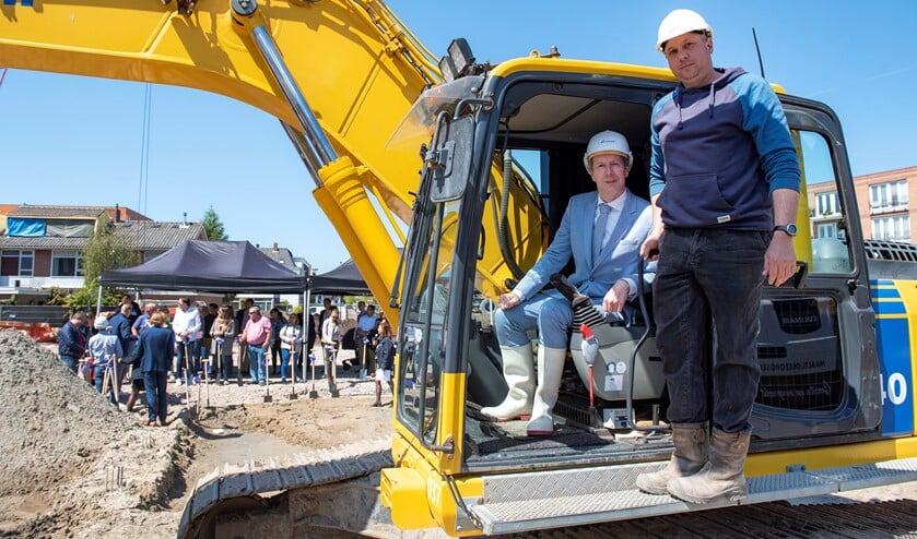 Wethouder Rouwendal verrichtte de starthandeling van het bouwproject aan het Molenpad
(foto: Michel Groen).