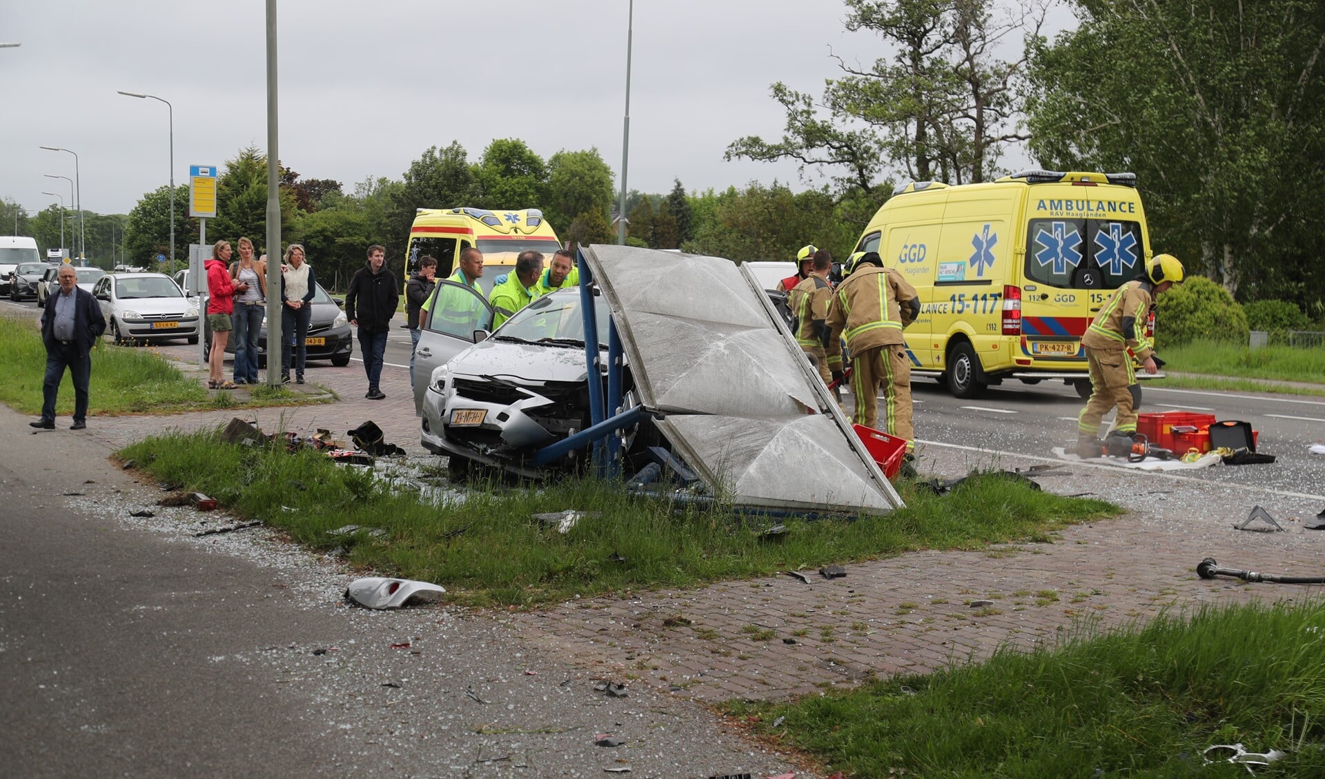 Een auto kwam in een bushokje terecht en vernielde deze totaal (foto: Rene Hendriks/Regio15).