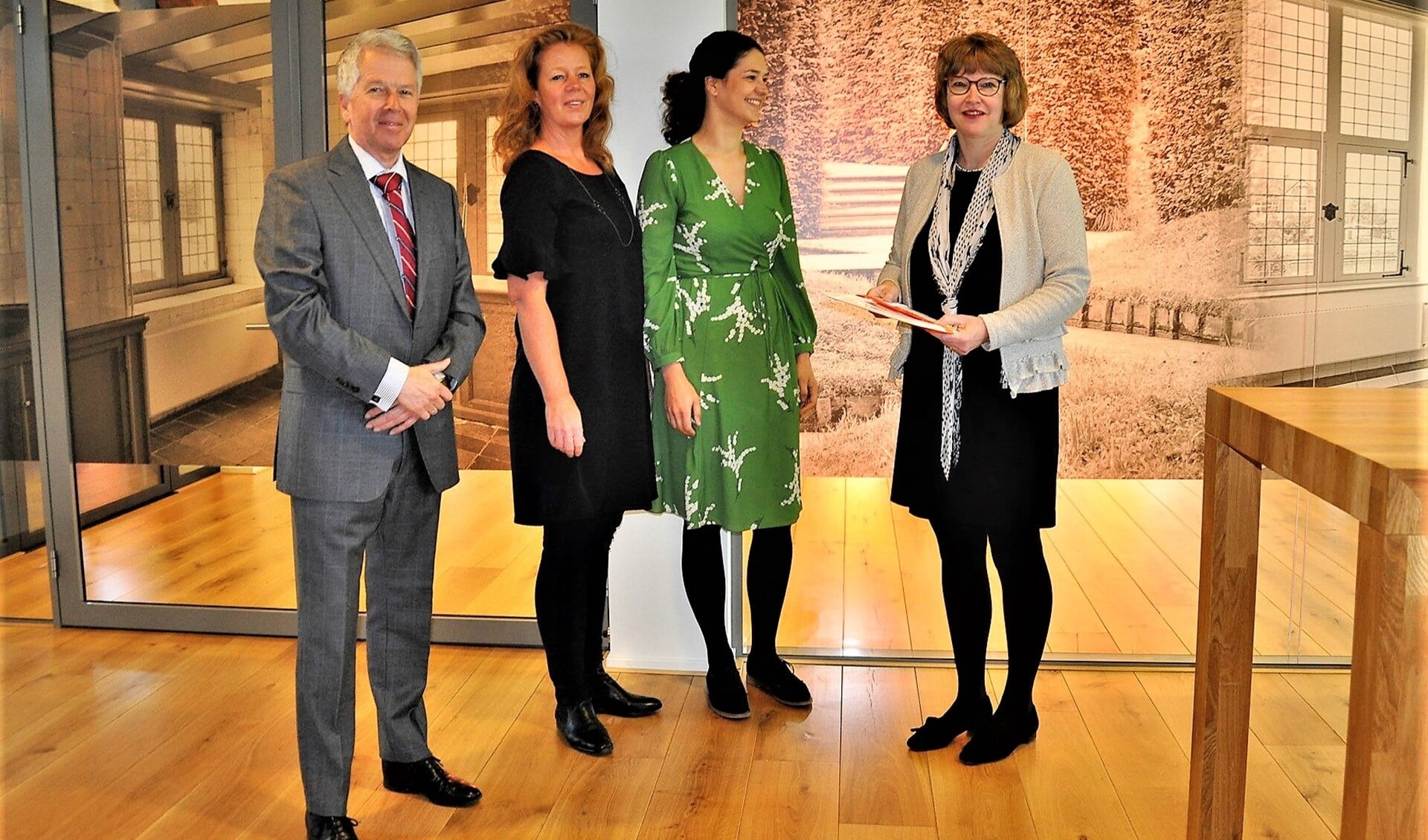 V.l.nr. Geurt Thomas, Karijn de Jong, Lonneke van den Berg en wethouder Juliette Bouw (foto: pr).