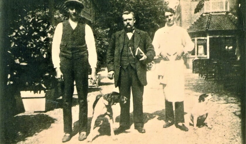 V.l.n.r. Johan de Minjer met vader Kees en zijn zoon Nick bij De Wijkerbrug (archieffoto).