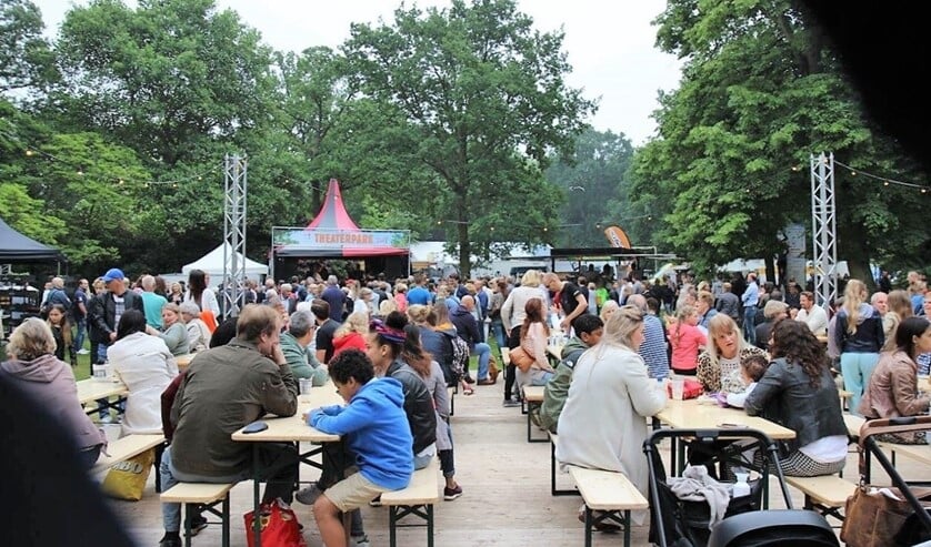 Drukte aan de tafels tijdens A Walk in the Park, waar in 2018 duizenden mensen op af kwamen (foto: Ap de Heus).