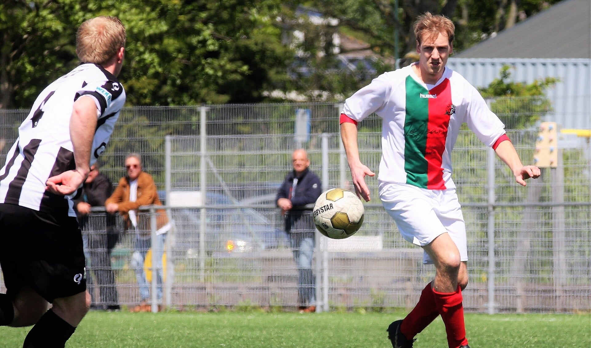 Donny van Marwijk (Stompwijk'92) op weg naar 1-0 tegen ESTO (foto: AW).