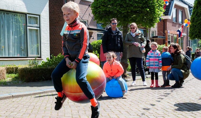 Kinderen genoten van de leuke spelletjes in de straat (foto: Michel Groen).