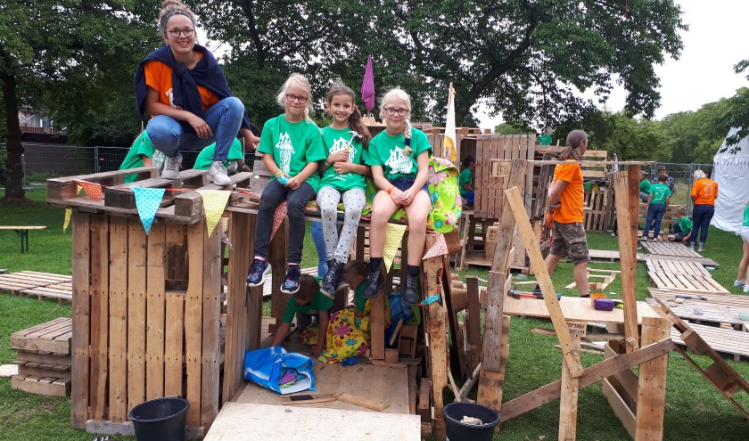 Klaver van Rooy in actie als begeleider met haar huttenbouwteam. Foto: pr
