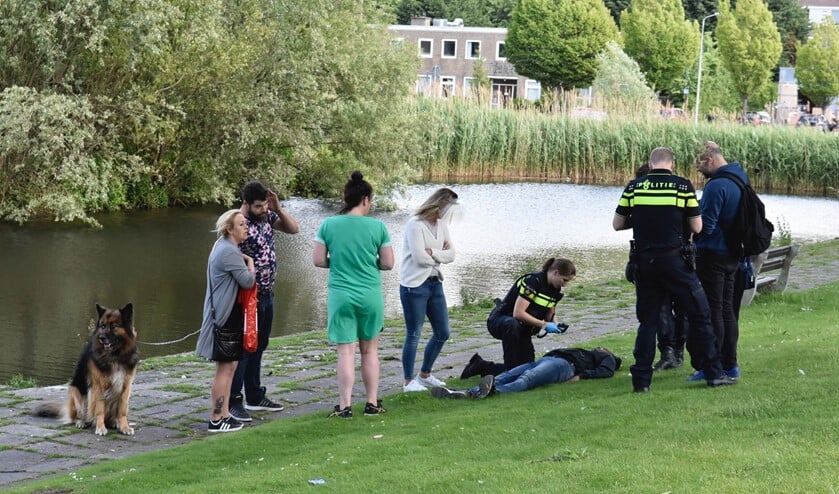 De politie bekommert zich om het slachtoffer dat later met de ambulance naar het ziekenhuis zou worden vervoerd (foto: Lucien de Vries).