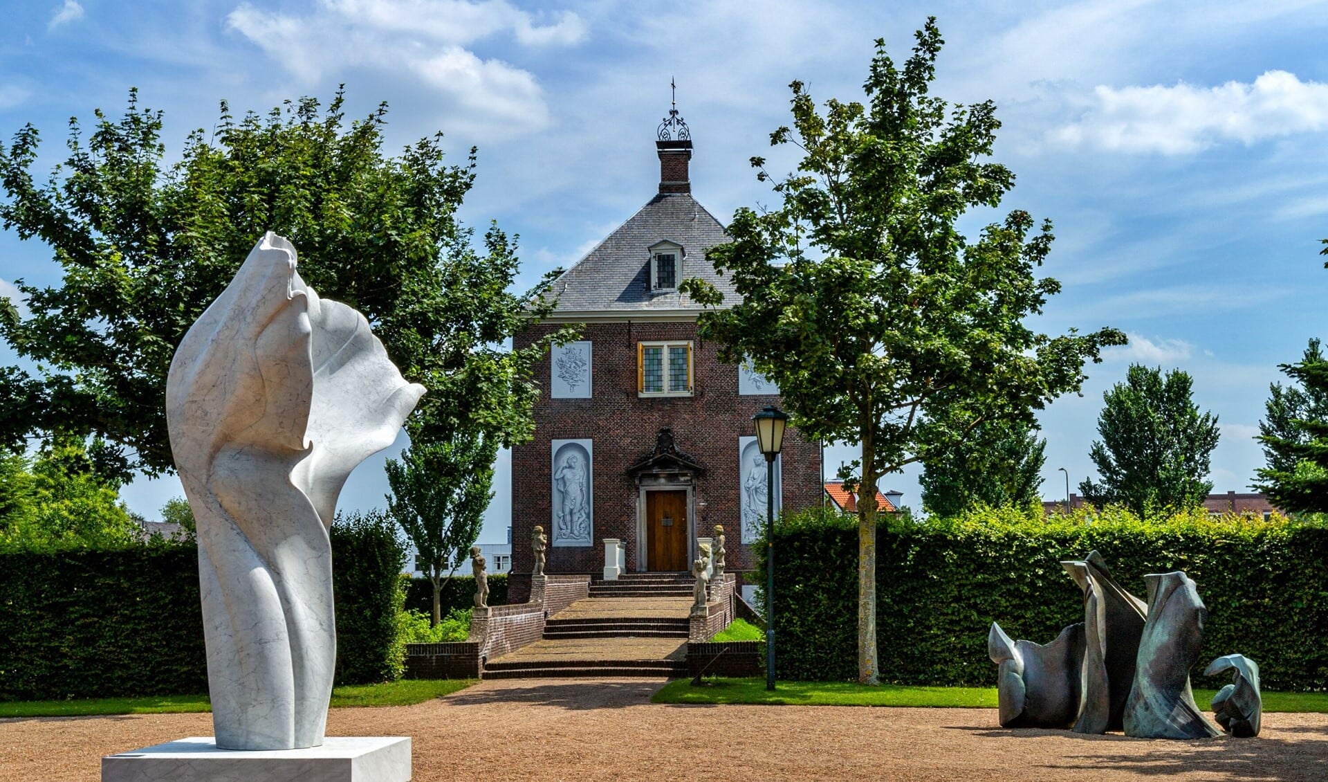 Monumentale sculpturen van Helaine Blumenfeld op het terras voor het huis Hofwijck (Foto: Charles Groeneveld).