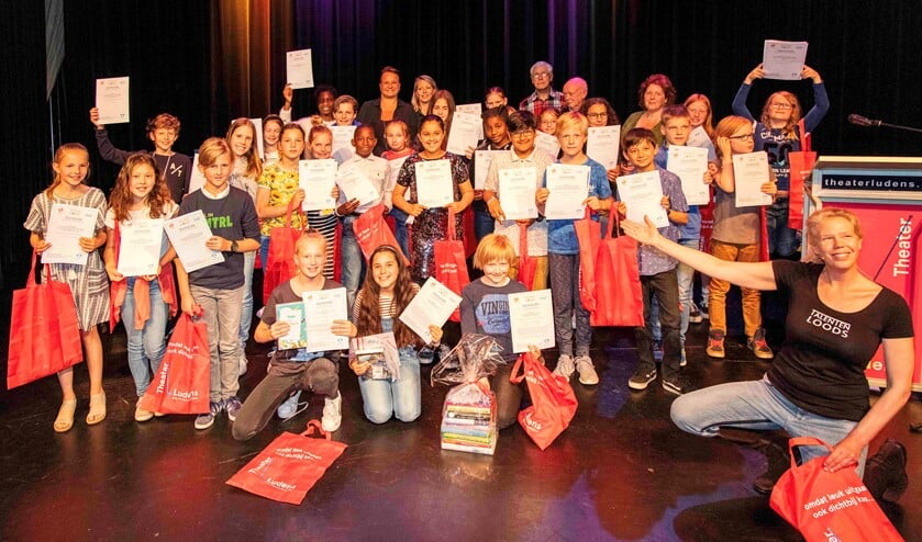 Alle genomineerden voor een prijs bij de prijsuitreiking van de Schrijfwedstrijd 2019 (foto: Henk Knoester).