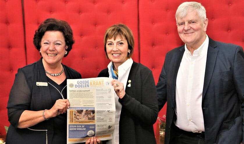 Clubpresident Marianne Knijnenburg overhandigt de Goede Doelen Krant aan Gudrun Yngvadottir (foto Abbing, tekst en foto).