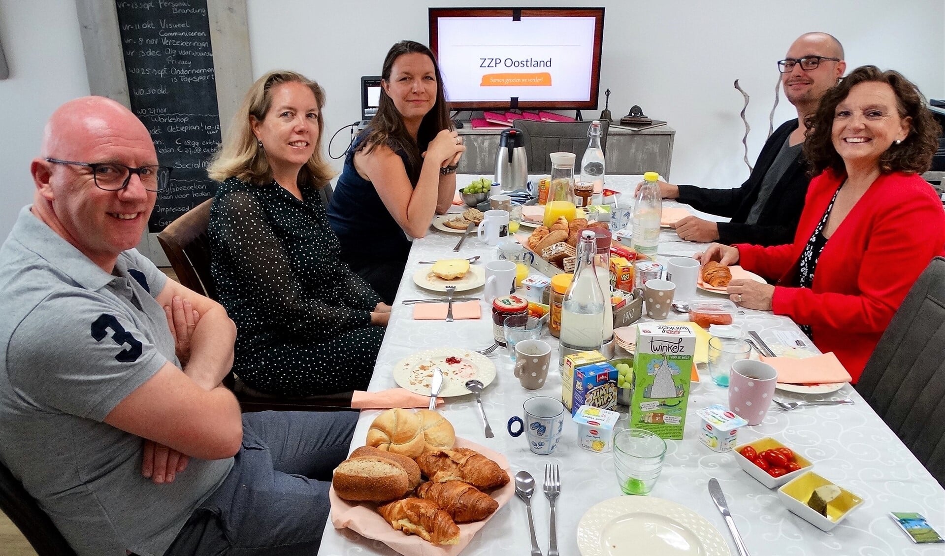 Eén van de ontbijtsessies met Henk van Pelt (links), Cindy Brink, Lynda Beck, Fabian van Rossum en José Flaton.
