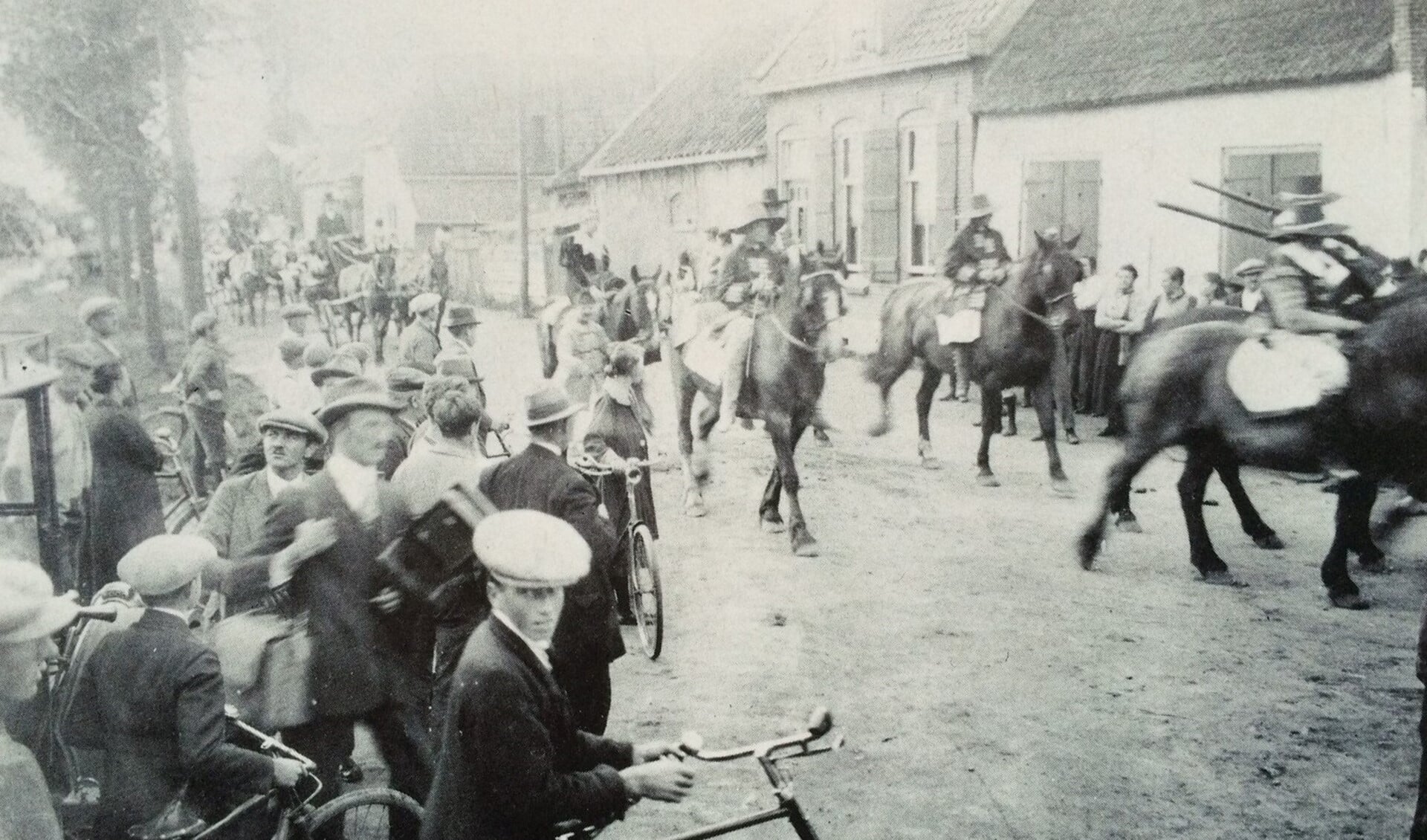 Een historische optocht ter gelegenheid van het vijfentwintigjarig regeringsjubileum van Kon. Wilhelmina in 1923, dwars door de Katwijkerbuurt. (archief Wim Meijer)