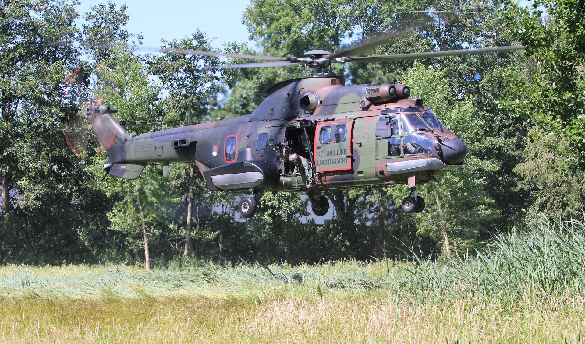 Een luchtmachthelikopter landt op een veld bij de Overgoo (foto: Ruben van Essen).