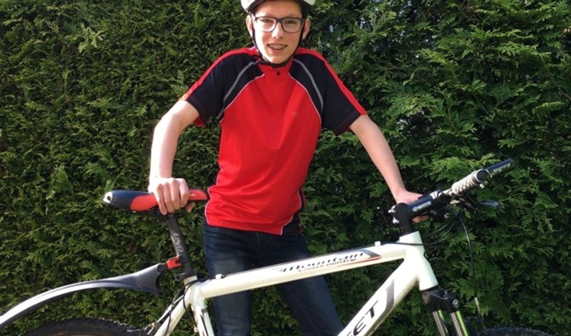 De 14-jarige Benjamin Mak traint geregeld om de fietstocht van 230 kilometer te volbrengen. Foto PR