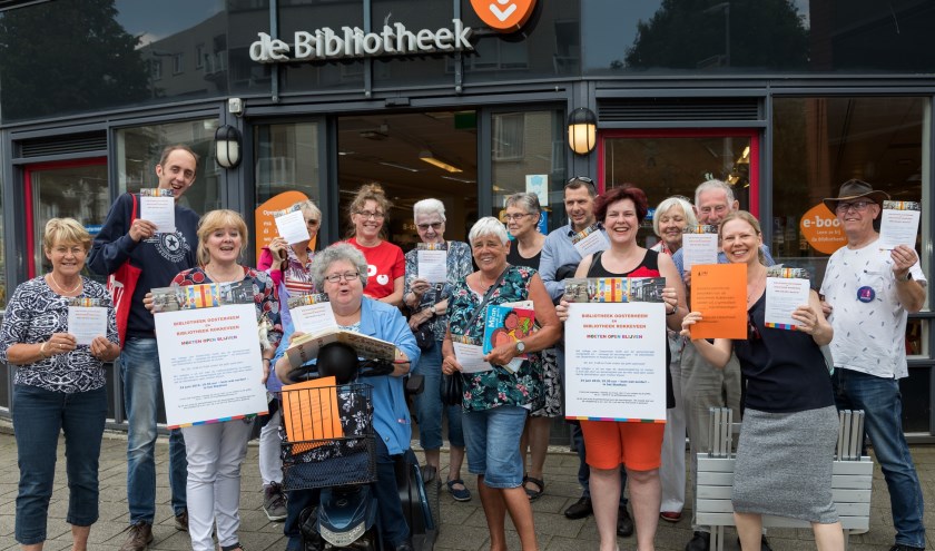 De fracties stonden eerst in Oosterheem en vervolgens in Rokkeveen om hun actie tegen de voorgenomen sluiting toe te lichten. Foto: FOTOFLEX.NL