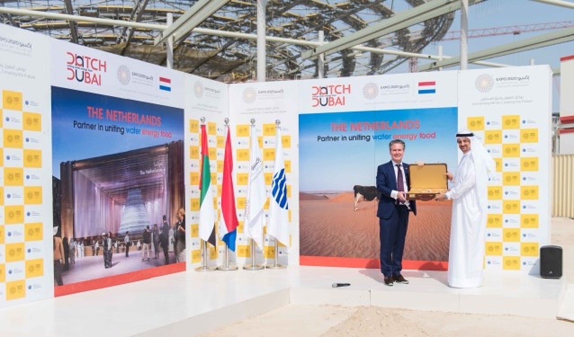 Met de overhandiging van water gewonnen uit lucht werd de aftrap gegeven voor de bouw van het Nederlandse paviljoen op de World Expo 2020 in Dubai. 