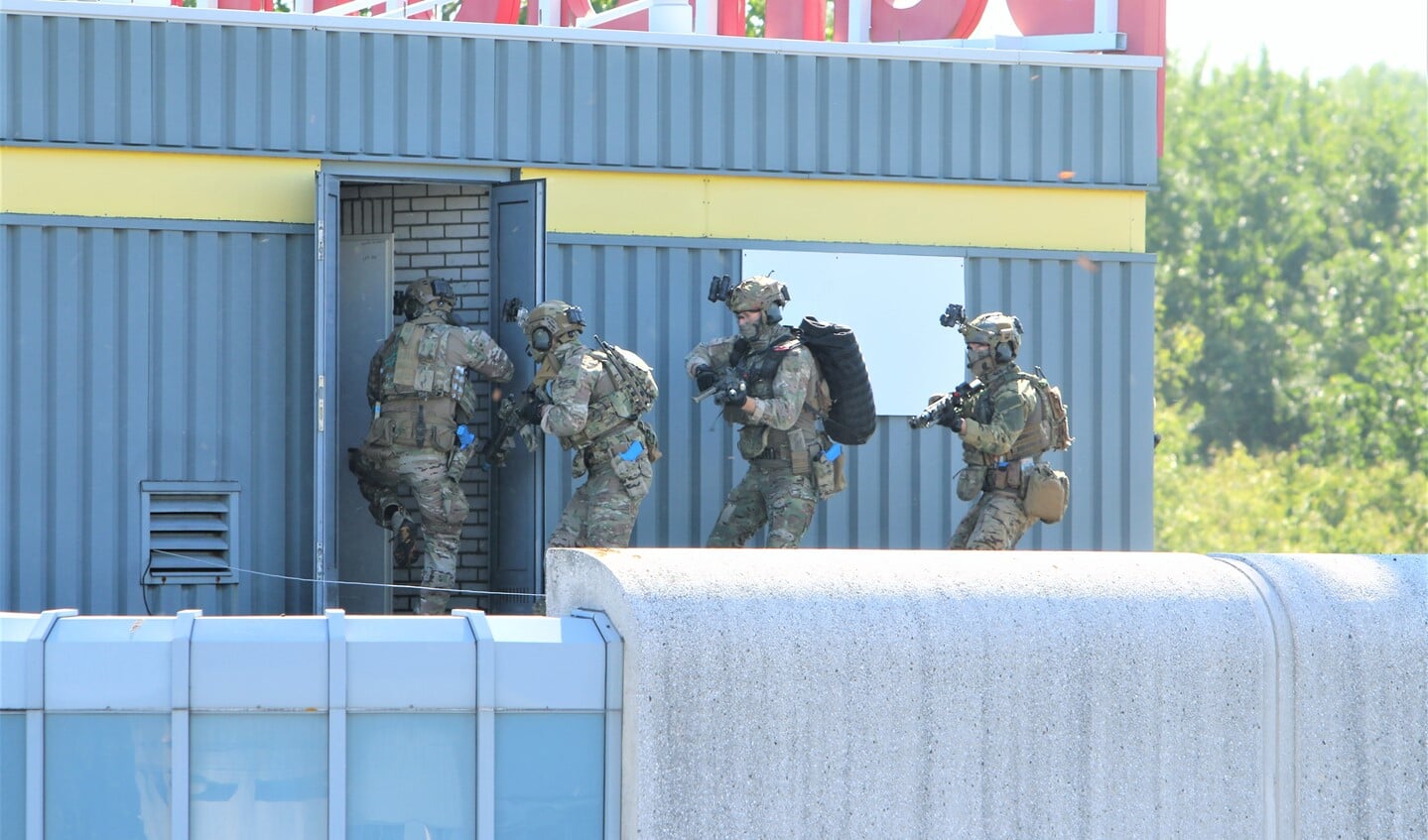 Een speciale eenheid valt het gebouw binnen (foto: Ruben van Essen).