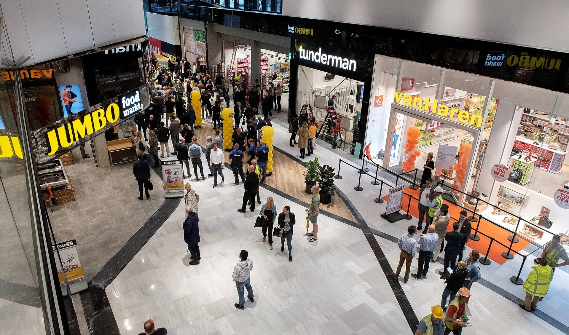 Het nieuwste deel van Leidsenhage dat woensdag werd geopend met als grootste winkel de Jumbo Foodmarkt (foto: Michel Groen).