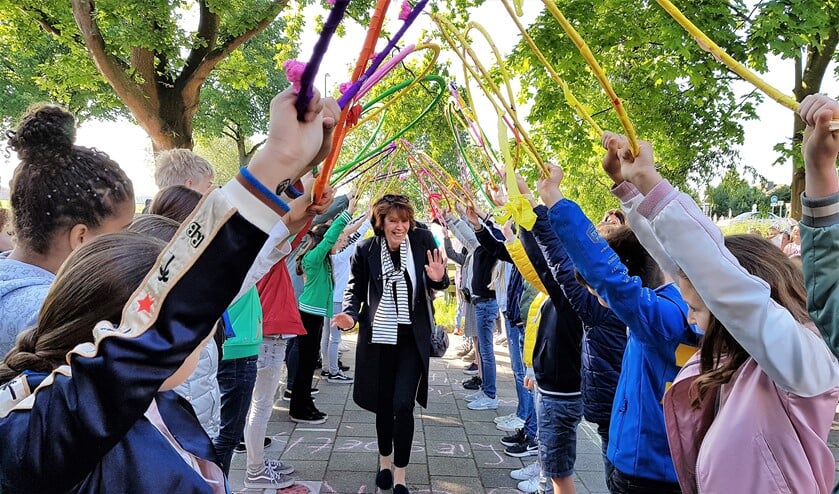 Het onthaal van juf Liesbeth bij de St. Maartensschool, via een ereboog naar de speelplaats (foto: pr).
