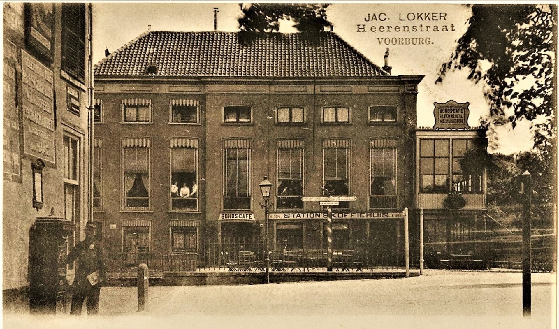 Stationskoffiehuis aan de Herenstraat in Voorburg ca. 1900 (archieffoto). 