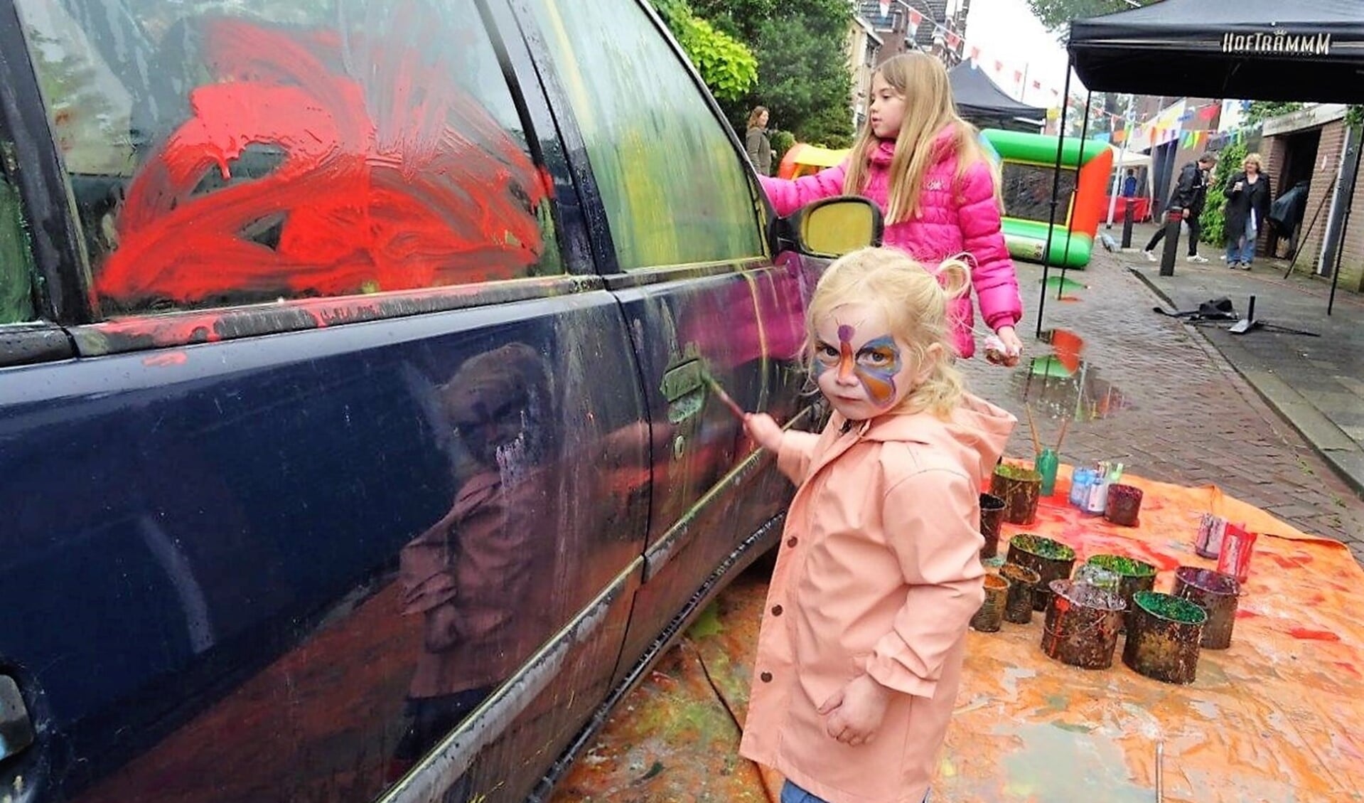 De kinderen konden een auto bekliederen om er zo een kunstwerk van te maken (foto: Ap de Heus).