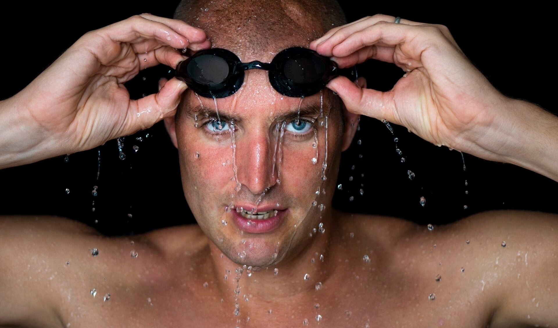 Maarten van der Weiden zwemt voor kankeronderzoek (Foto: Facebook zwembad de Fluit).