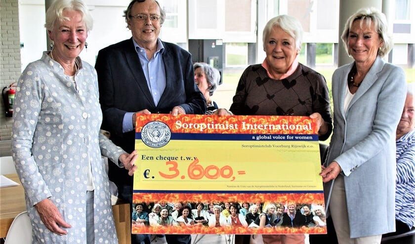 Wim Schmale van Stichting Leergeld nam de cheque in ontvangst.