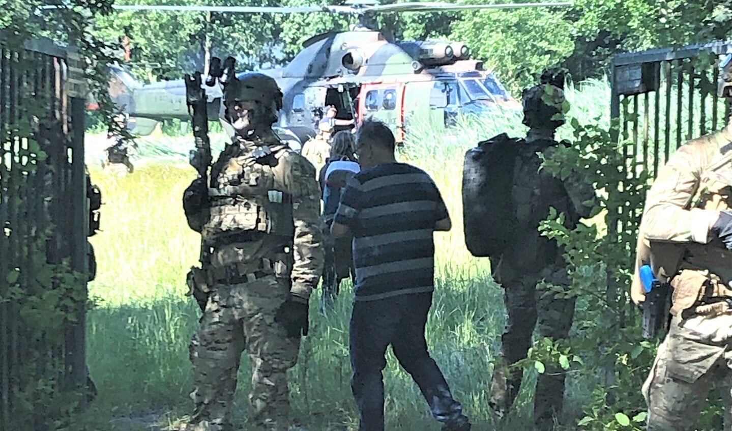 Een speciale eenheid begeleidt burgers naar de gelande helikopter (foto: Saskia v.d. Veeken).