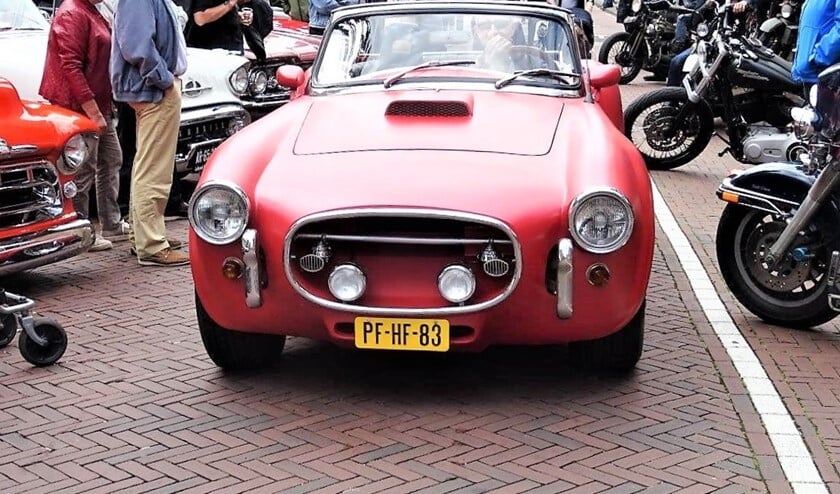 Van oude koets tot cabrio of limousine en van oude vrachtwagen tot racemonster was te zien op de drukke oldtimerdag van Leidschendam Centrum op de Damlaan (foto: Ap de Heus).