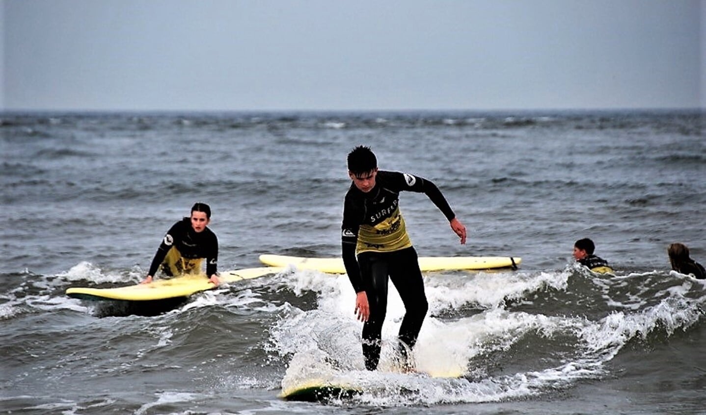 Leerlingen van het Wellantcollege wagen in zee een poging om te surfen op de golven (foto: pr Westvlietcollege).