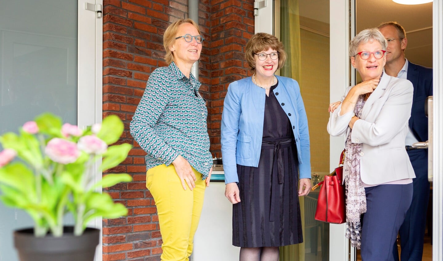 De wethouder kreeg een rondleiding door  manager Zorg Angenita Terhorst (l.) en directeur z Anja Jonkers (foto: Studio Oostrum).