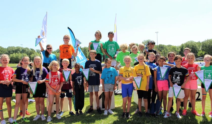 Schoolaanvoerdersin hun kleurige T-shirts en met hun regenboog-aanvoerdersband tijdens de Schoolsport Olympiade 2019 (foto: SenW)