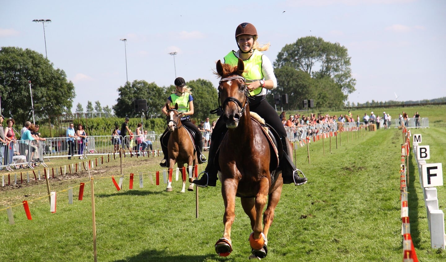 Omdat het de 50 keer is dat tijdens de Stompwijkse Paardendagen de ponyrennen worden georganiseerd, staat 2019 in het teken van de pony's en hun ruiters (fotografie Carmen).