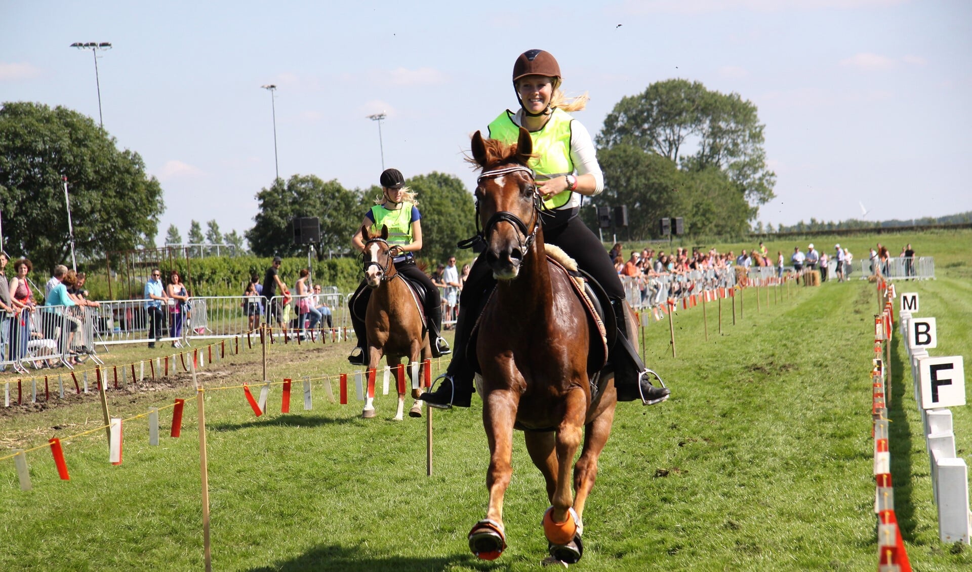 Omdat het de 50 keer is dat tijdens de Stompwijkse Paardendagen de ponyrennen  worden georganiseerd, staat 2019 in het teken van de pony's en hun ruiters (fotografie Carmen).