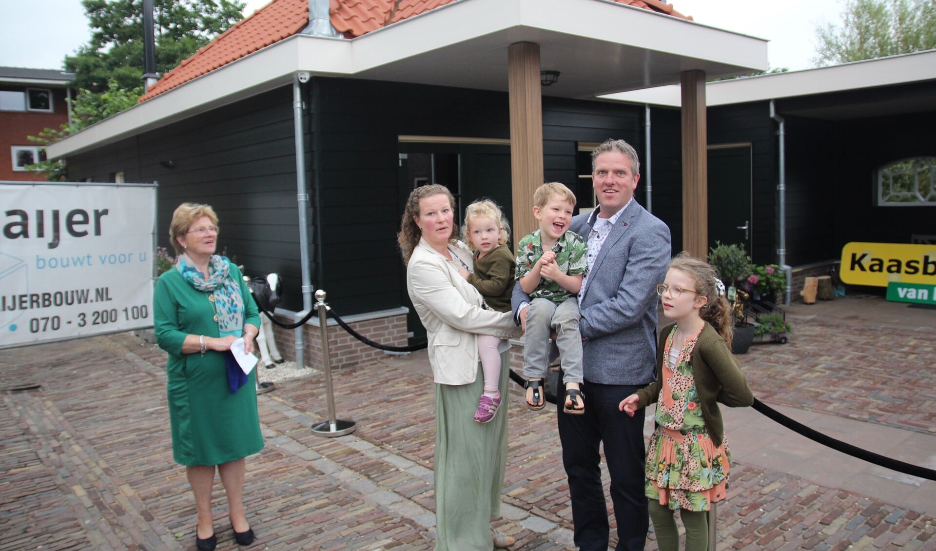 Johan en Jirska met hun kinderen Dione, Guido en Chloe. Links Ria die destijds met echtgenoot Ton de boerderijwinkel is begonnen.