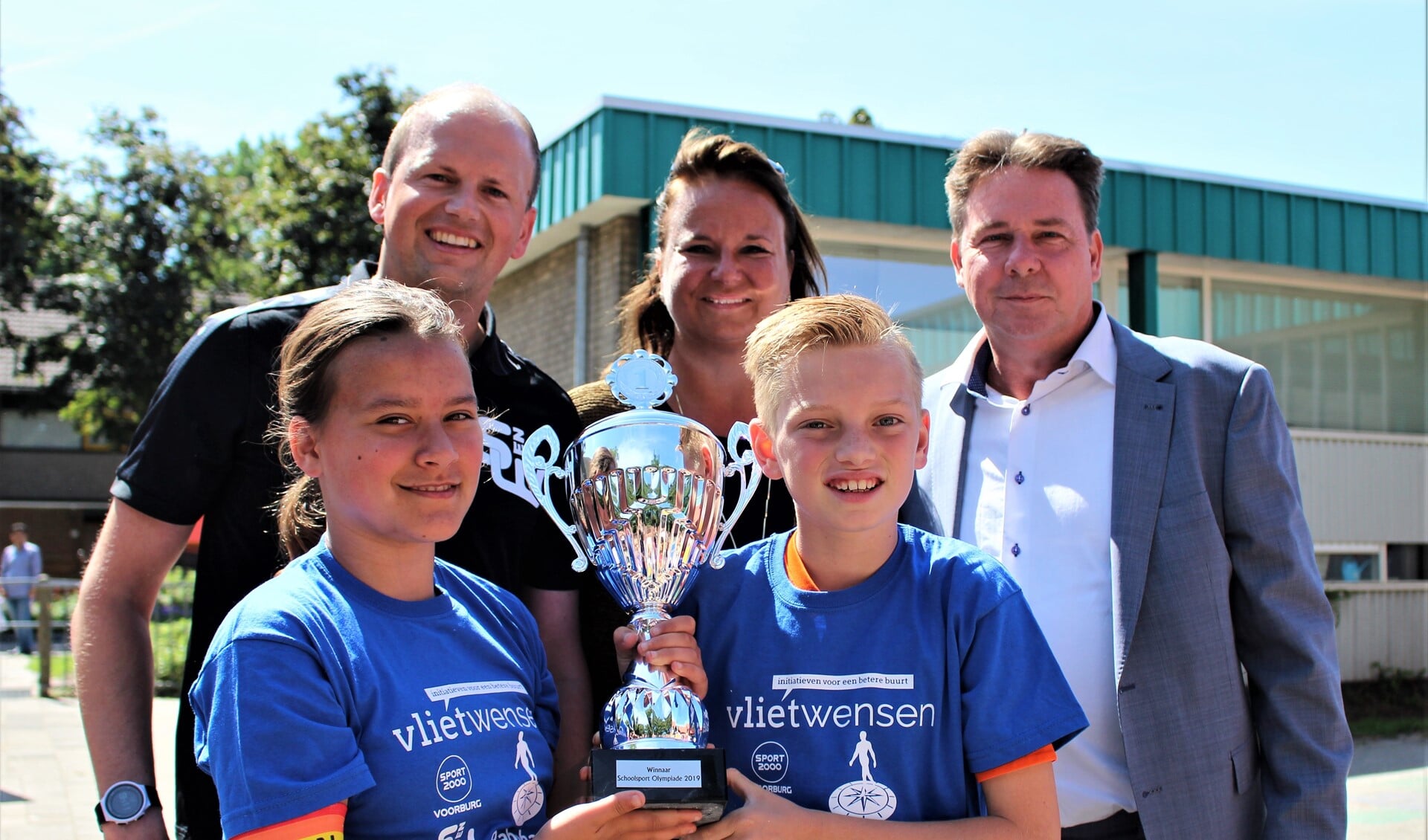 Wethouder Nadine Stemerdink reikte op basisschool De Wegwijzer de winnaarsbeker uit aan de aanvoerders Jordi en Claire (foto: pr).