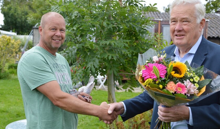 Bart Koevoet wordt gefeliciteerd met zijn eerste prijs (foto: pr).