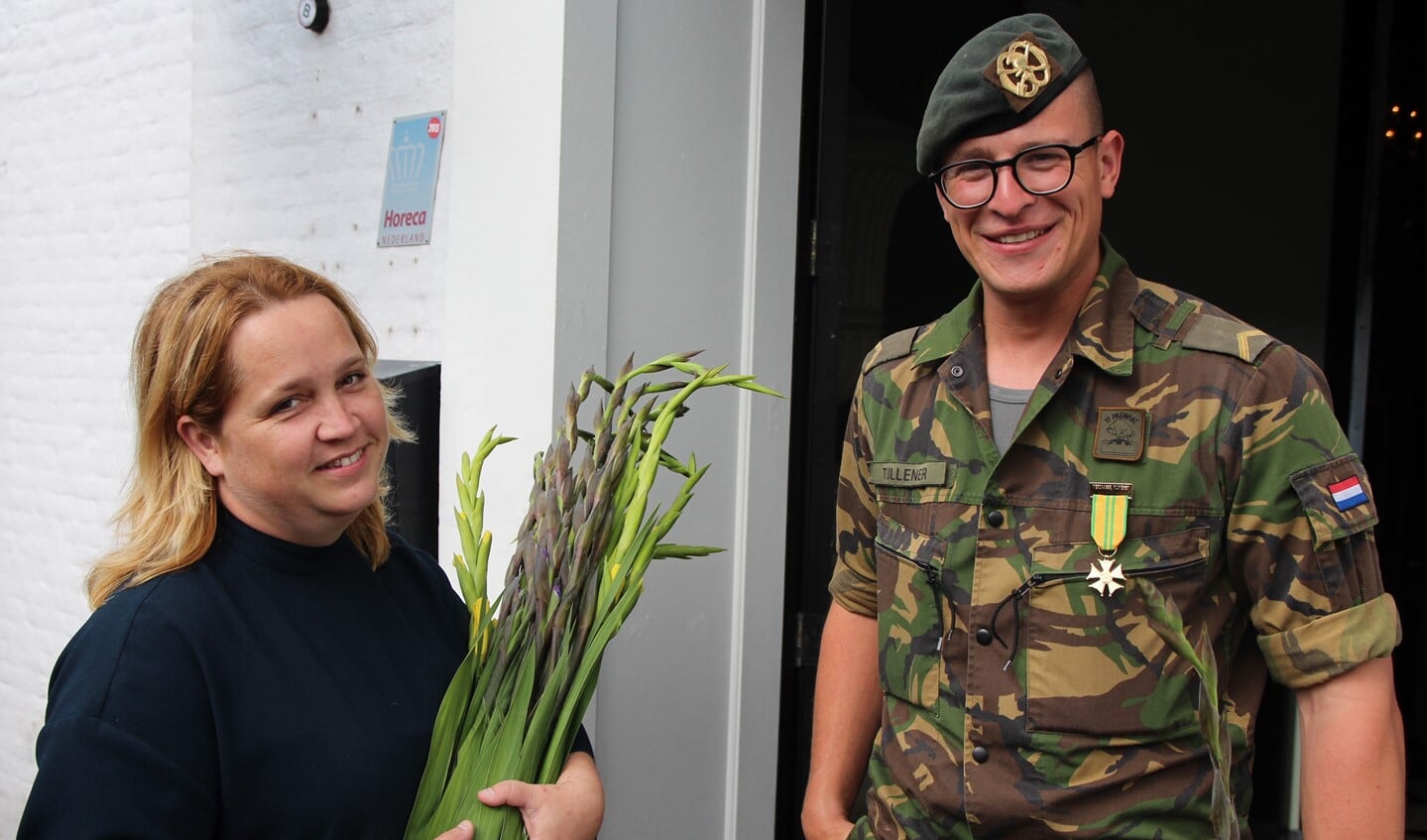 Wethouder Ilona Jense met militair Sander die minimaal één keer in zijn ‘soldatenleven’ de aan de Vierdaagse van Nijmegen wilde meedoen. 