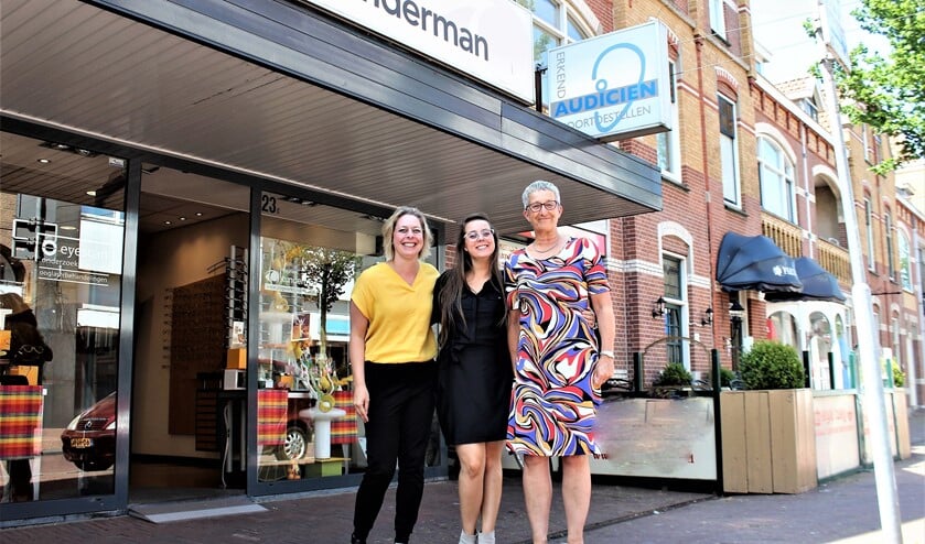 De opticiens Mathilde van Osch-Selling en Janine Willemstein en audicien Gerrie Jansze van Tunderman aan de Damlaan.