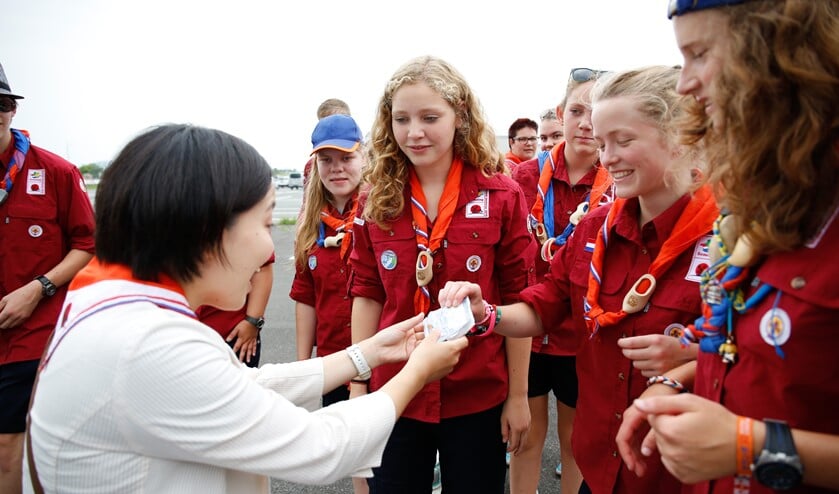 Nederlandse scouts bedanken hun gids na een bustour tijdens de World Jamboree (foto Liam Painter).