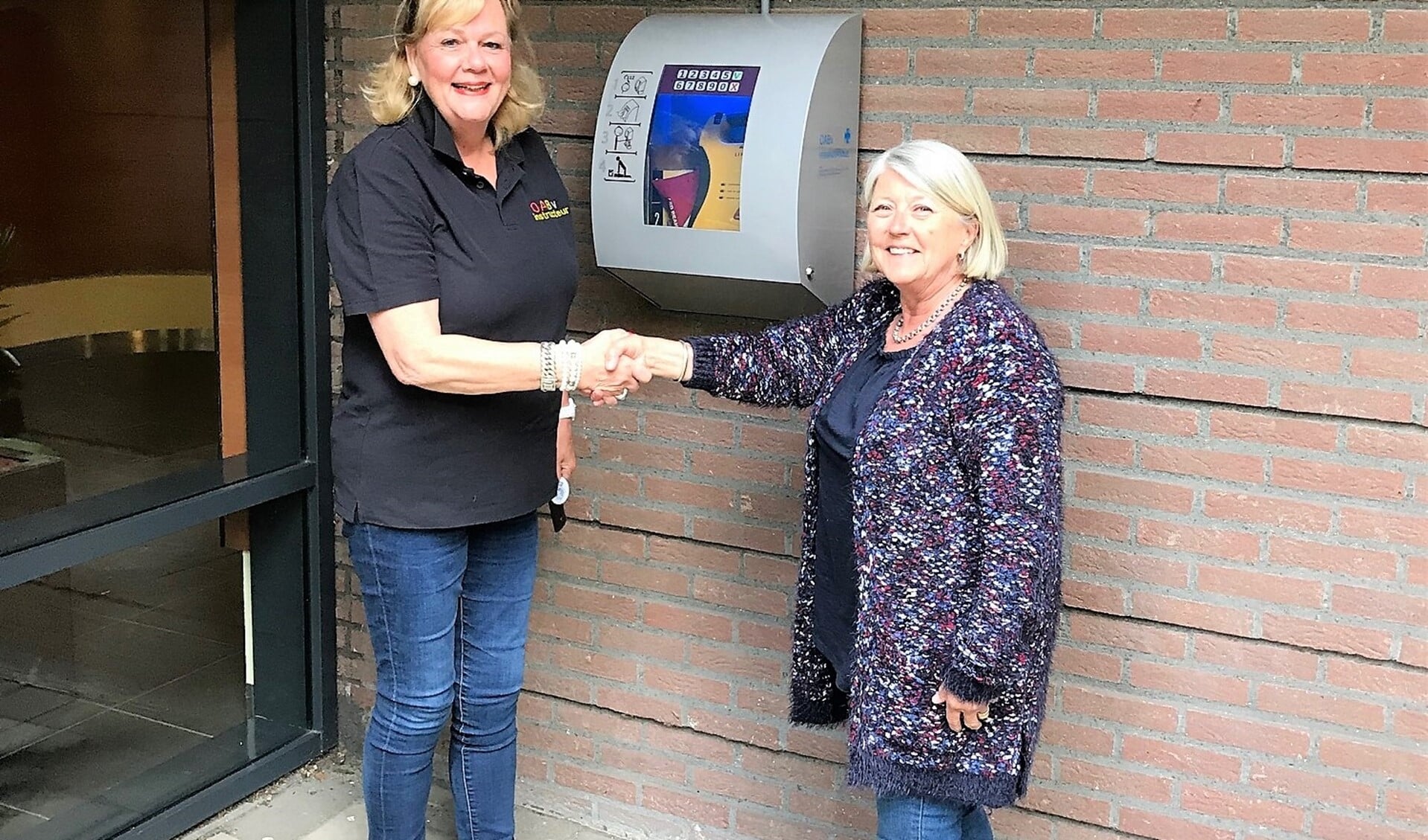 De AED werd geschonken aan de Vereniging van Eigenaren door één van de bewoners van de flat, Ingrid Jansen-Prot.