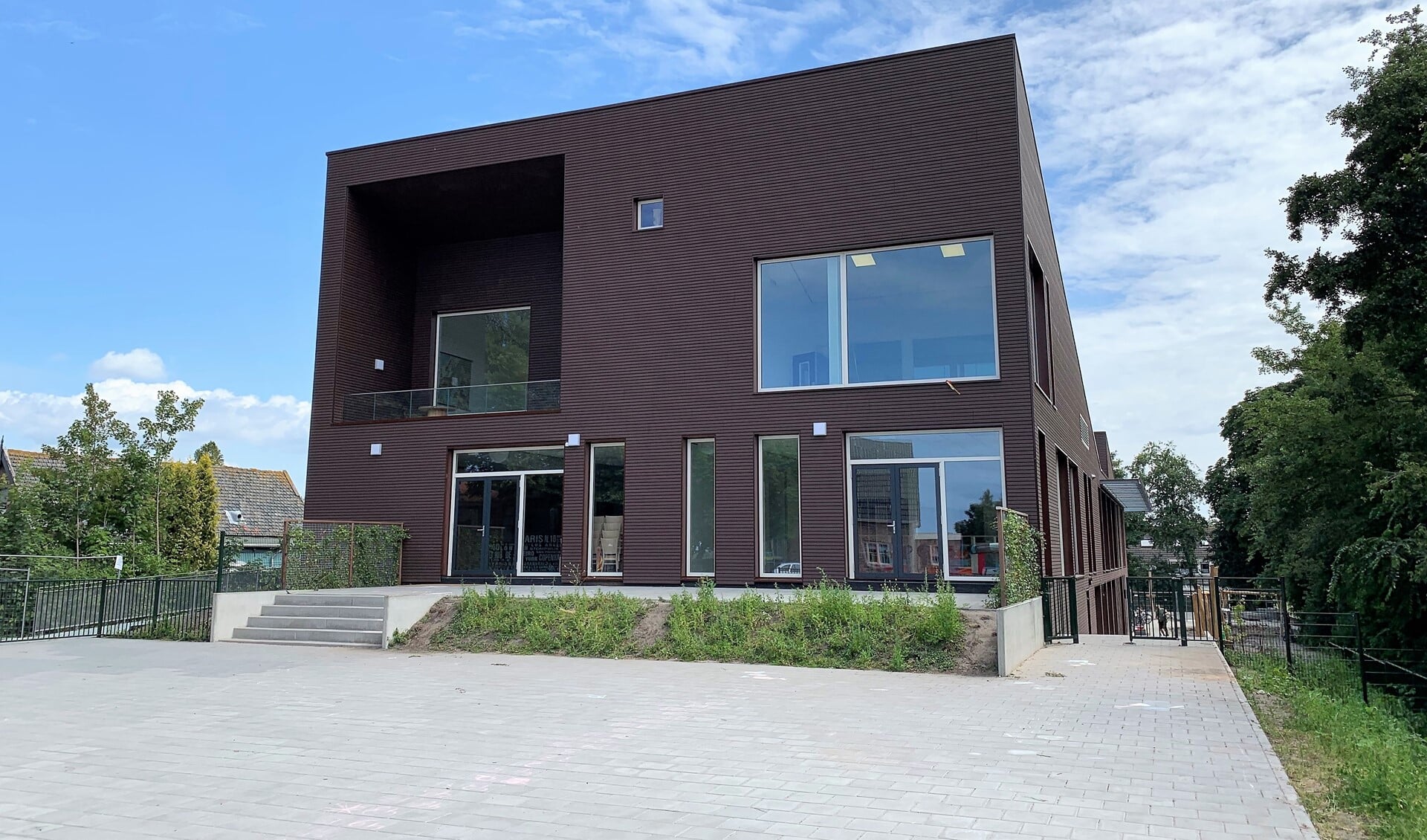 Het Kultushus in Stompwijk dat al afgelopen maandan al in gebruik was als school, herbergt nu ook de bibliotheek (foto: Bibliotheek aan de Vliet).