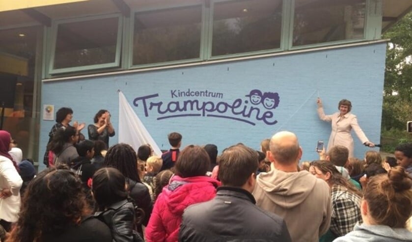 Wethouder Juliette Bouw onthulde in september 2018 het nieuwe logo van het kindcentrum (foto's pr Vlietkinderen).