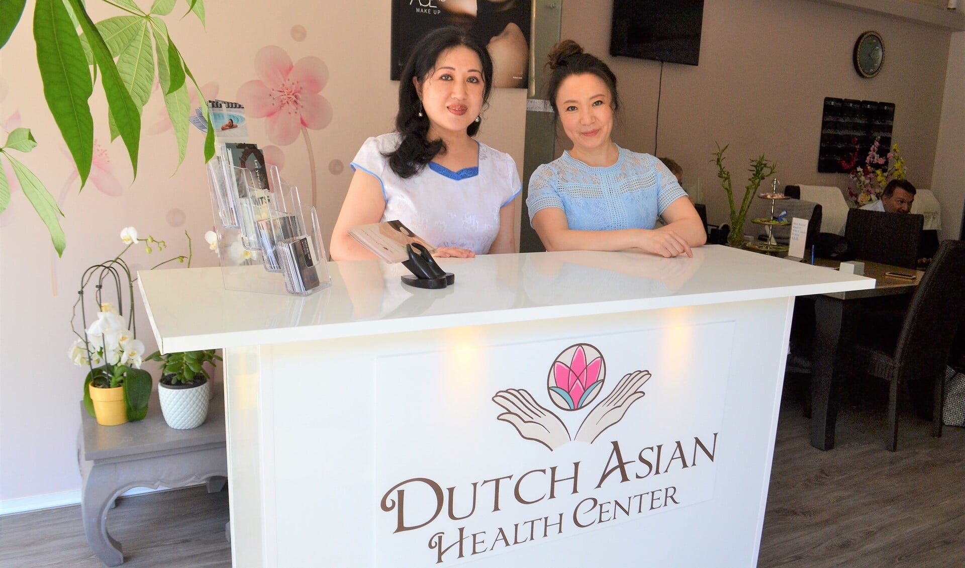 Xiaoming Yan biedt samen met haar collega een compleet pakket aan wellness behandelingen (foto: Inge Koot).