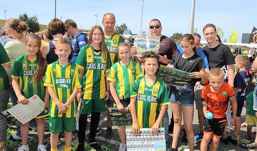 Veel supporters, jong en oud, bezochten de open dag van ADO Den Haag in het Forepark (foto: Ap de Heus).