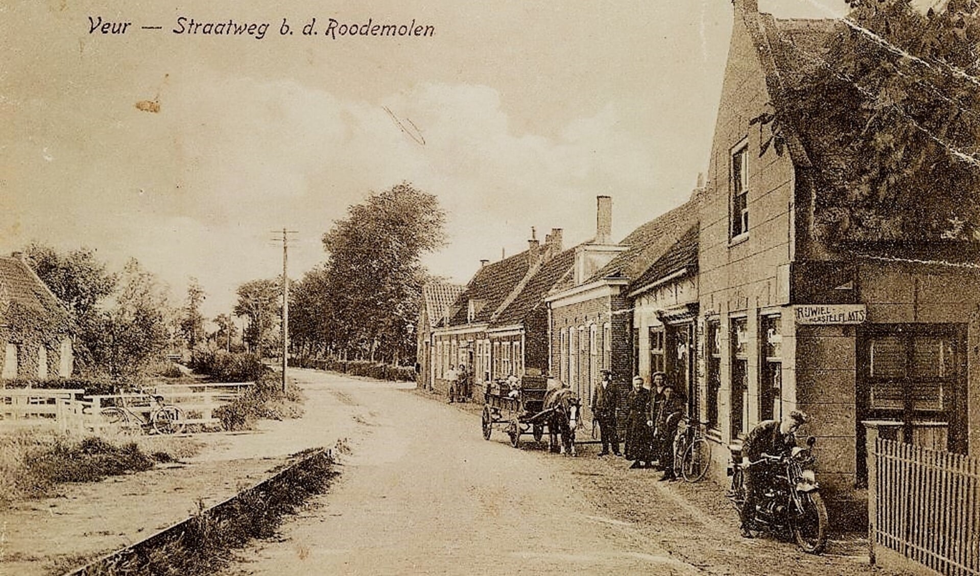 De Straatweg in Veur bij de Roomolen rond 1910 (archieffoto).