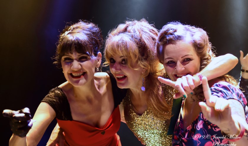 Inge Bonthond, Lies Schilp en Franka Janssen tijdens het nummer ‘Tub For Two’.
