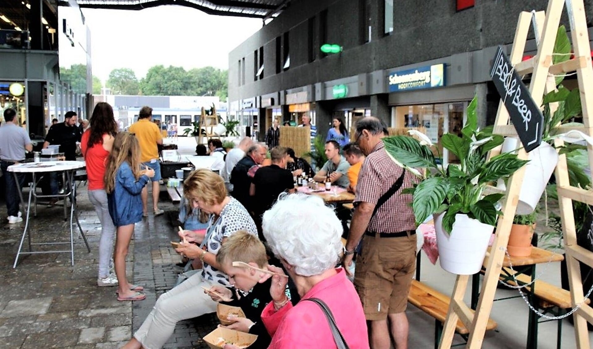 Gezellige drukte tijdens het zomerfeest met BBQ in Leidsenhage (foto: Ap de Heus).
