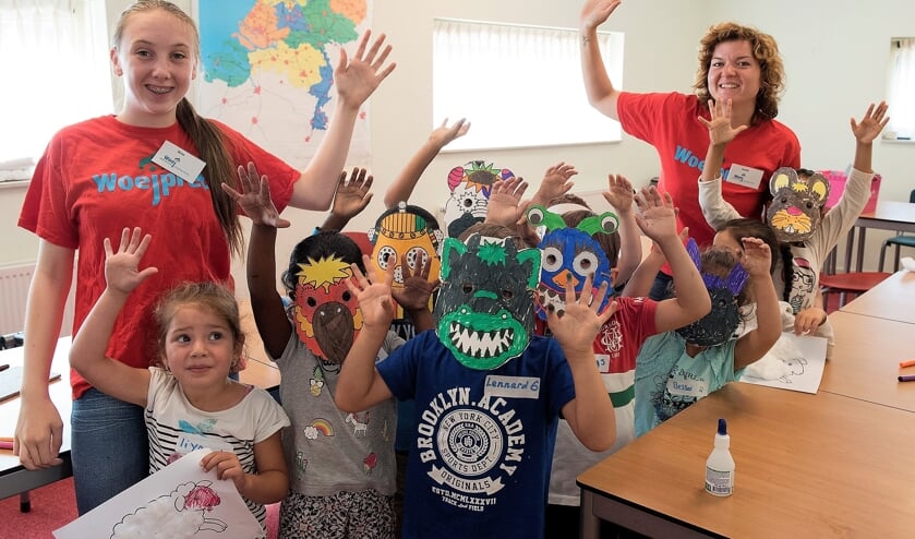Kinderen zijn creatief bezig en maken plezier tijdens ZomerPret (archieffoto Michel Groen).