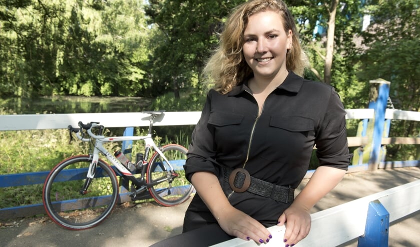 Kira houdt wel van een feestje. Sterker nog, het is haar werk. (foto: Cok van den Berg)