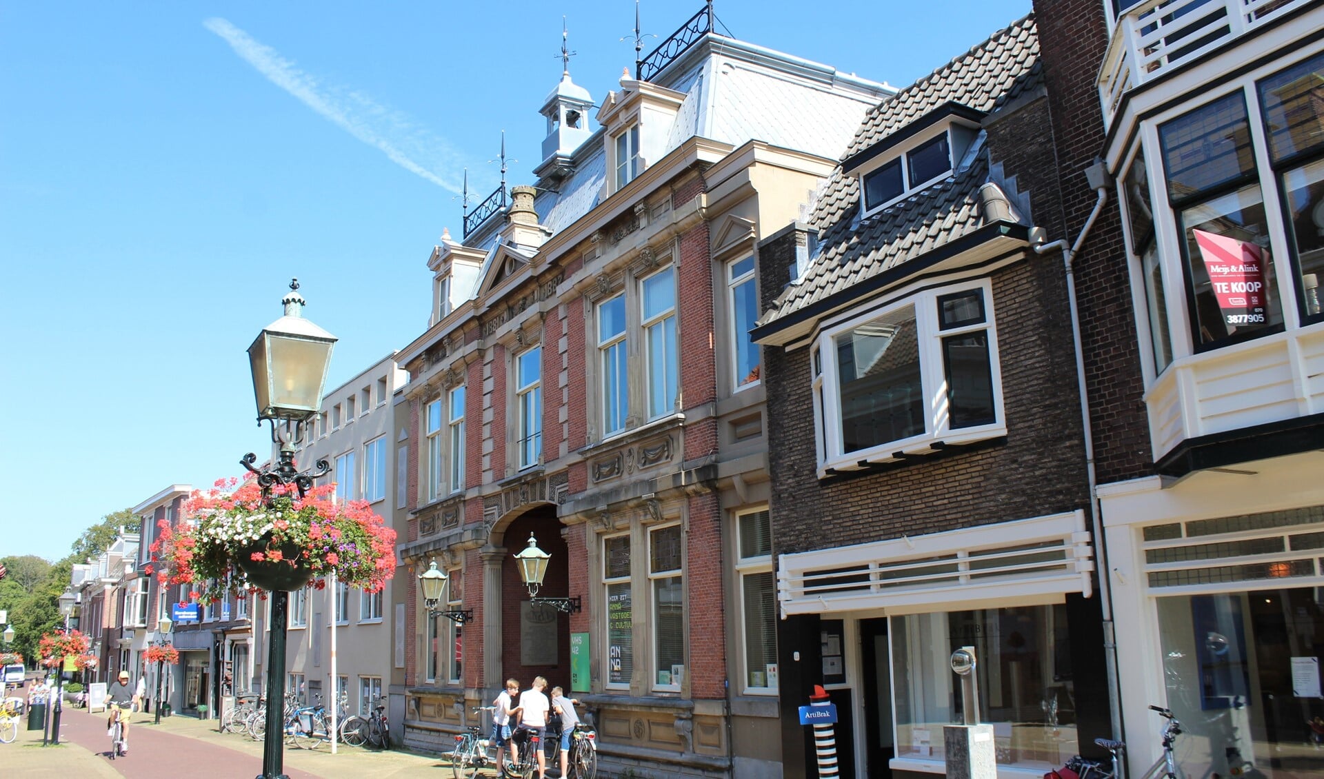 Het pand Herenstraat 42/44 wordt verkocht voor  de bouw van een supermarkt, 30 woningen en een parkeergarage (archieffoto).