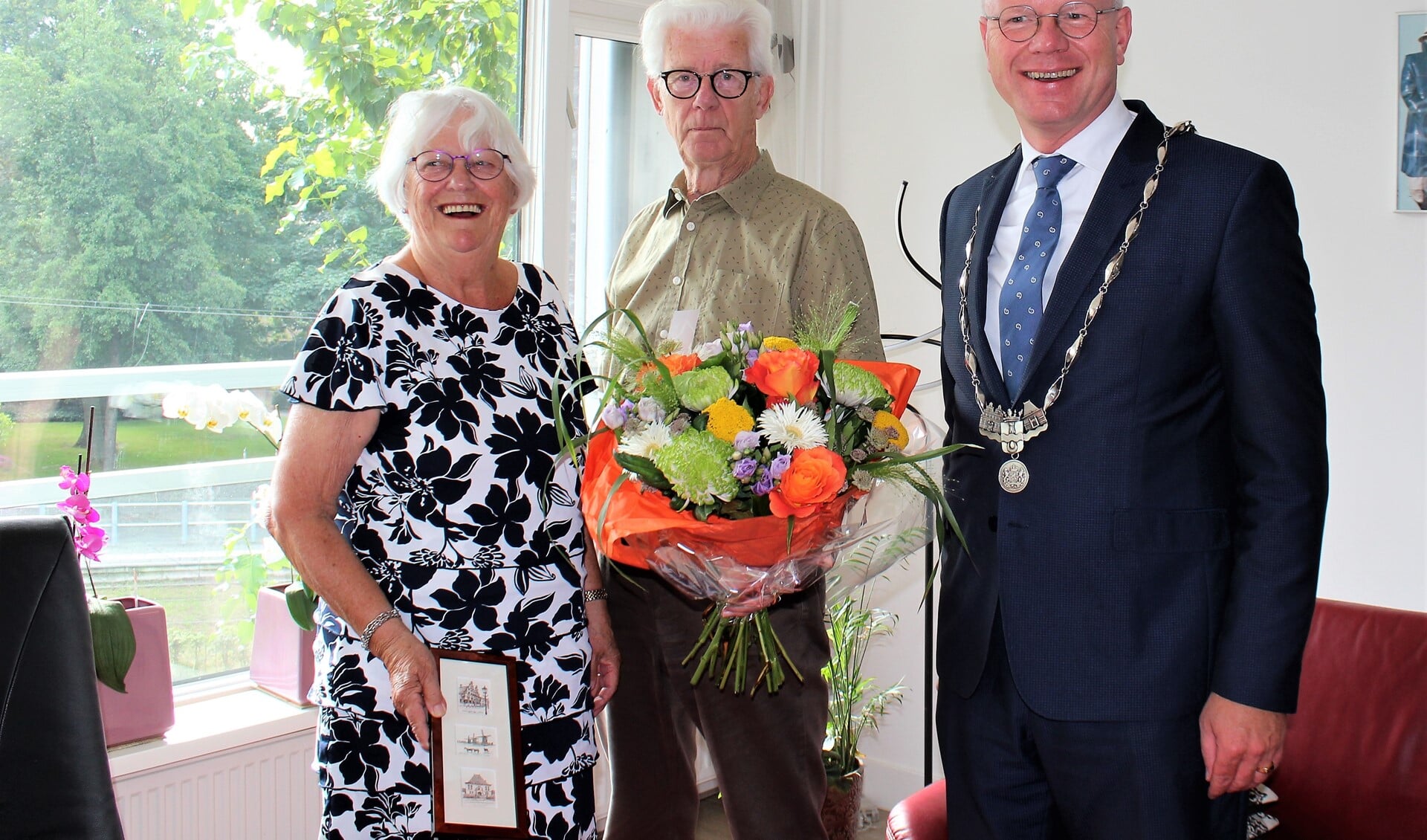 Het diamanten echtpaar Marijke en Henk Schneider kreeg van burgemeester Tigelaar een bos bloemen en een cadeautje (foto: DJ).